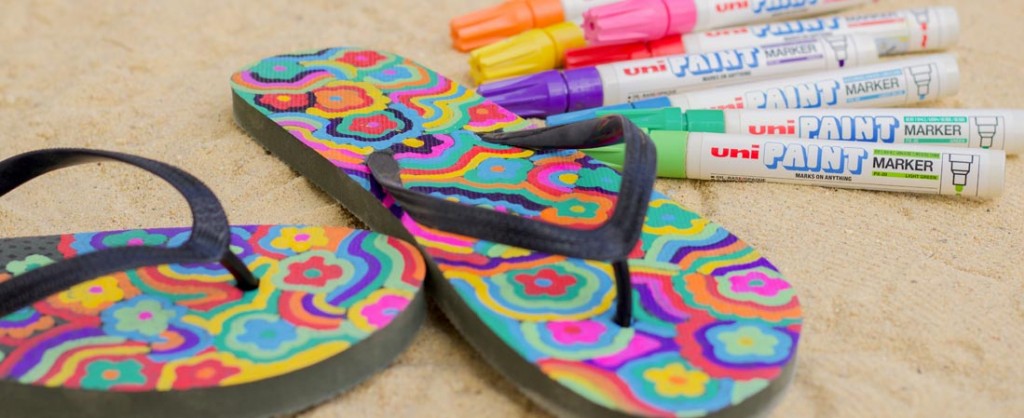 Strandslippers customiseren met uni PAINT oliemarkers