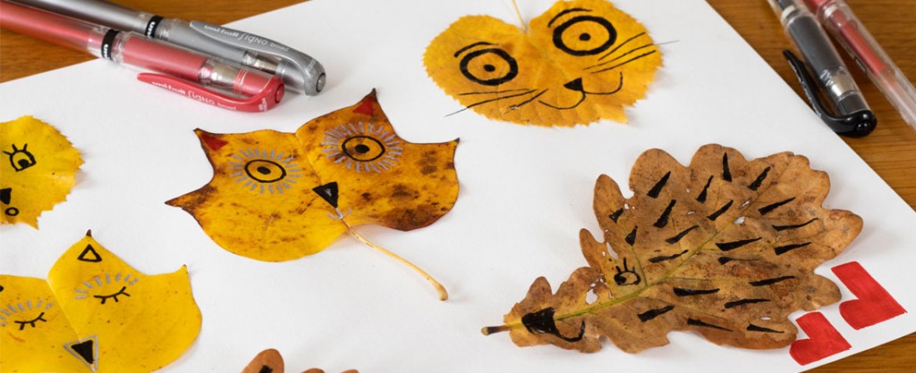 Grappige dieren maken van herfstbladeren