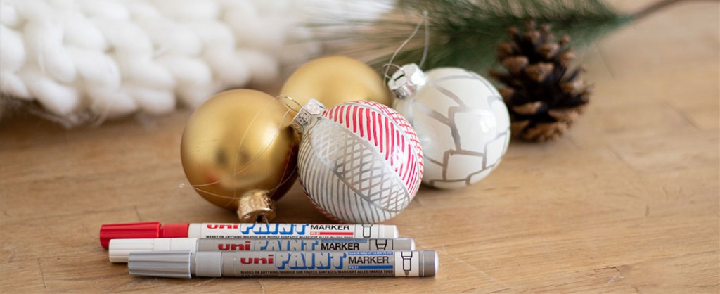 Mooie kerstballen customiseren met Uni Paint Marker