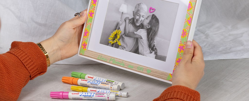 Een fotolijstje decoreren voor omadag met de Uni Paint markers