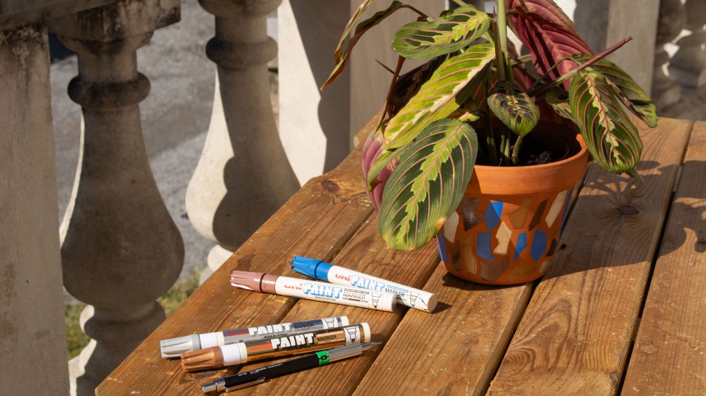 Customiseren van een pot met terrazo-effect met uni PAINT