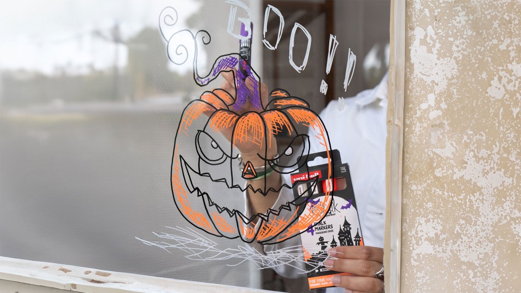 Versier je ramen met een enge pompoen met de Uni-Ball Chalk Marker Halloween set