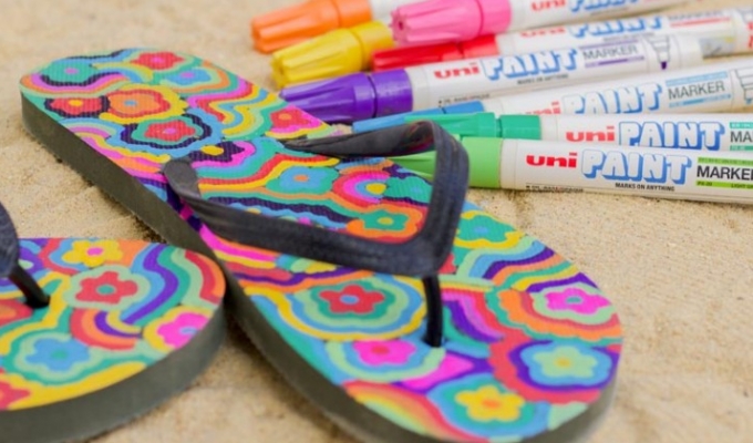 Strandslippers customiseren met uni PAINT oliemarkers
