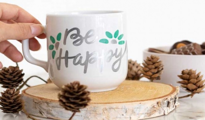 Personaliseren van een mug om cadeau te doen met de Uni Paint markers