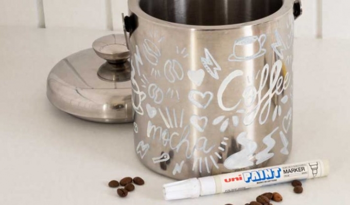Customiseren van een metalen doos of blik met Uni Paint markers