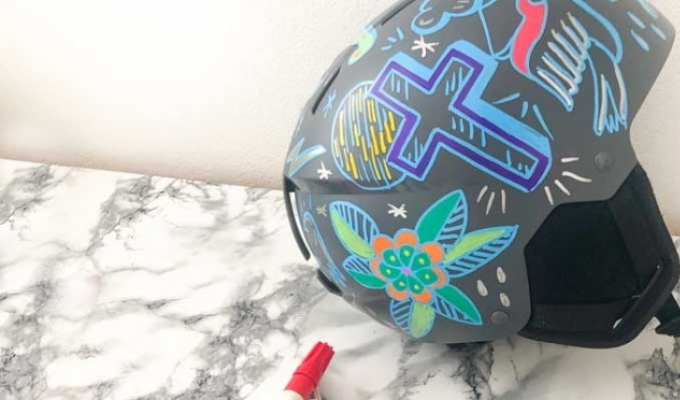 Een skihelm customiseren à la Old School met Uni Paint markers