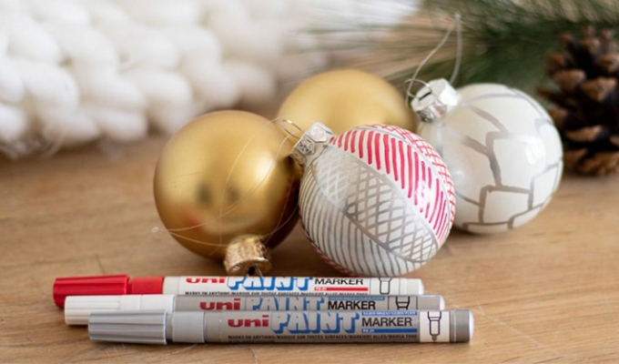 Mooie kerstballen customiseren met Uni Paint Marker