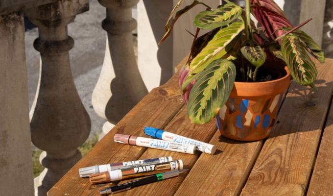Customiseren van een pot met terrazo-effect met uni PAINT