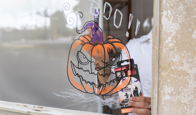 Versier je ramen met een enge pompoen met de Uni-Ball Chalk Marker Halloween set
