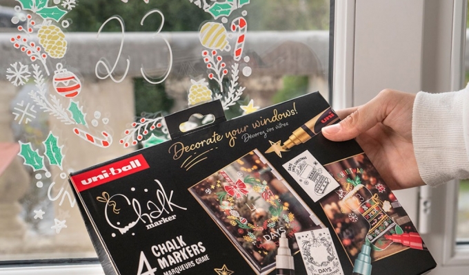 Je ramen personaliseren voor kerstmis met de Uni-Ball Chalk Marker koffer