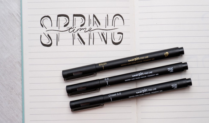 Maak een lettering met Uni Pin stiften