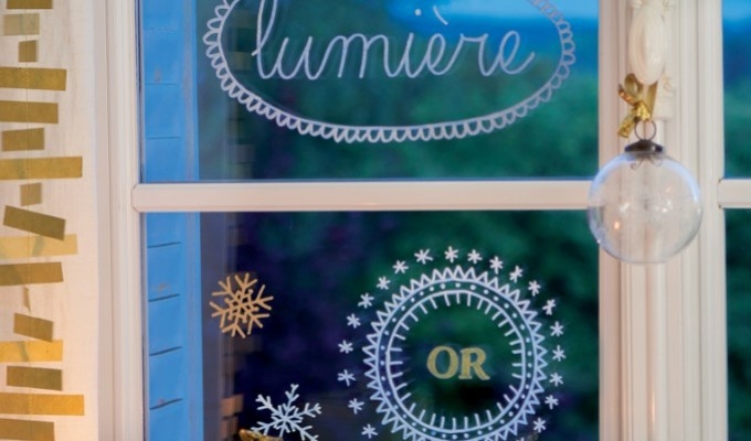 Breng gemakkelijk decoraties aan op ramen en spiegels met de krijtmarker Uni Chalk